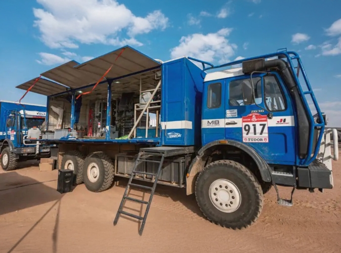 L’équipe de Rallye Völkel suivie par des camions Mercedes-benz