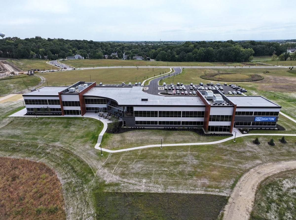 stoughton-trailers-inaugure-ses-nouveaux-bureaux-chefs