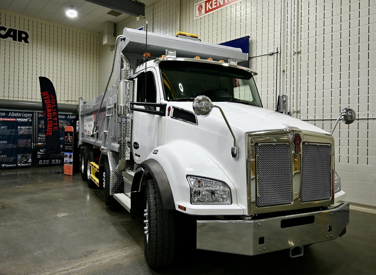 PACCAR Sainte-Thérèse livre à Terrebonne le premier camion assemblé « boulon par boulon » au Québec