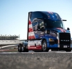 Les camions Mack de NASCAR rendent hommage au 250e du pays