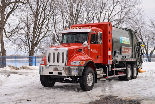 L’arrondissement de Rivière-des-Prairies–Pointe-aux-Trembles innove et acquiert un camion-benne alimenté au gaz naturel, une première à la Ville de Montréal. ©Crédit Photo: Frédéric Laporte